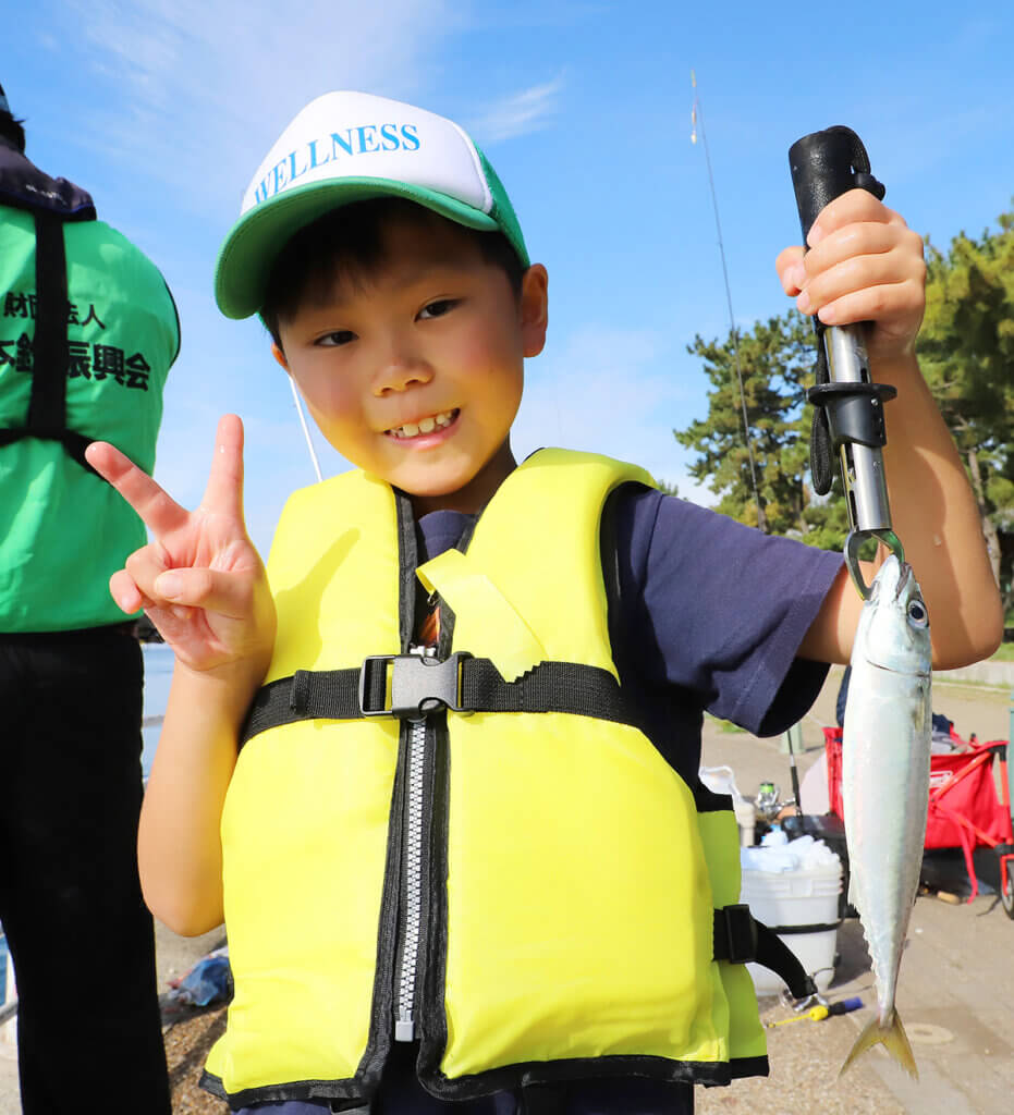 ファミリー海釣り大会でサバを釣った子供