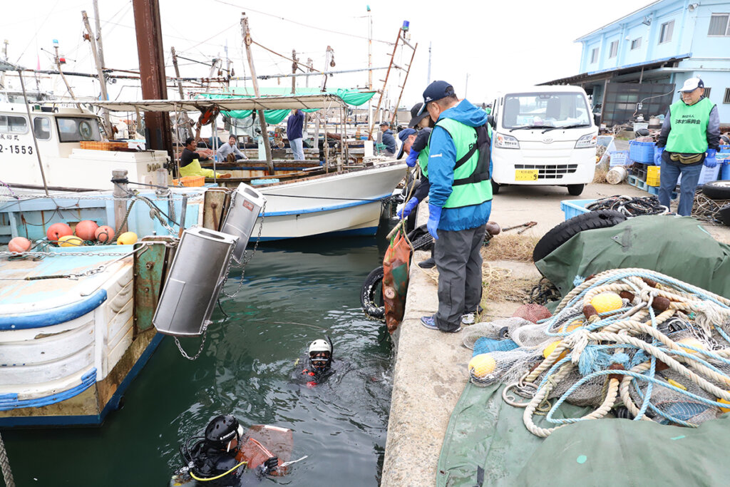 日本釣振興会が下荘漁港で行った水中清掃の様子