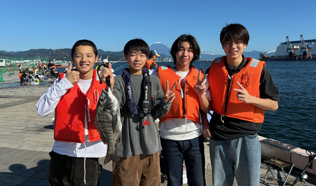 清水港日の出埠頭の釣り開放イベントの様子