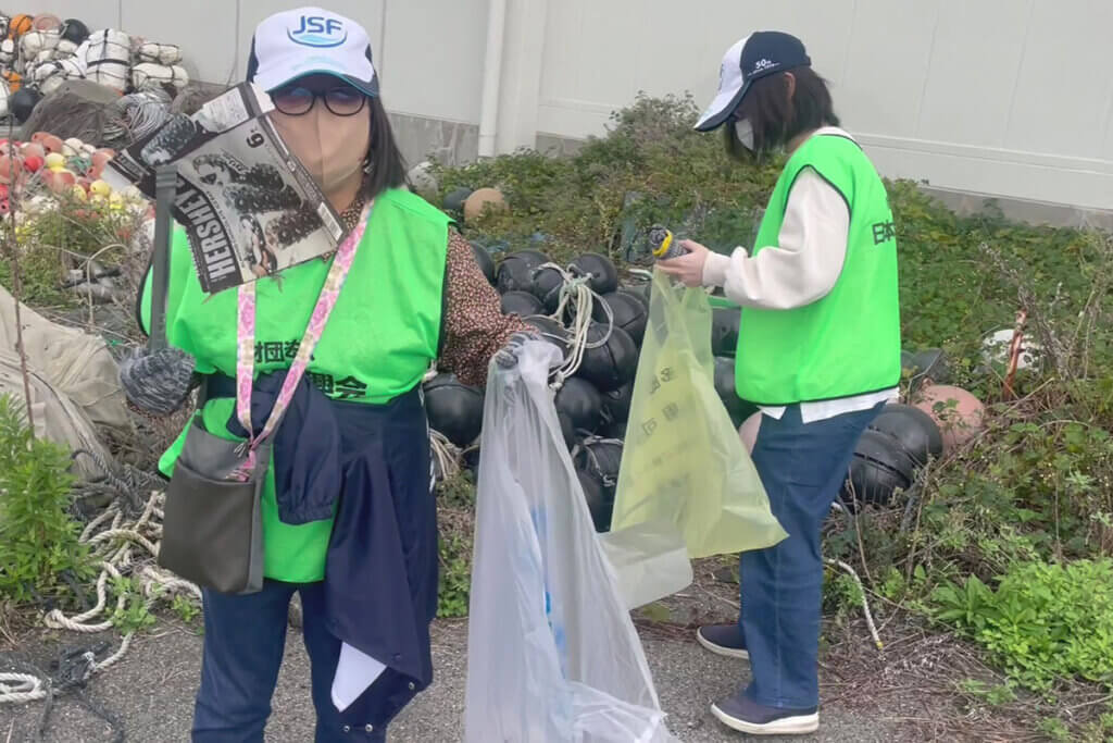 豊浜釣り桟橋の清掃の様子