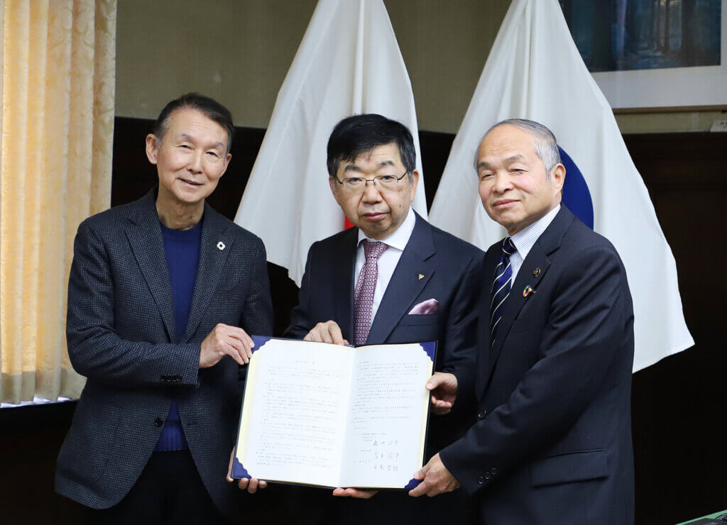 和歌山県庁で行われた調印式の様子。左から和歌県の岸本周平知事、がまかつの藤井治幸代表取締役、橋本市の平木哲朗市長