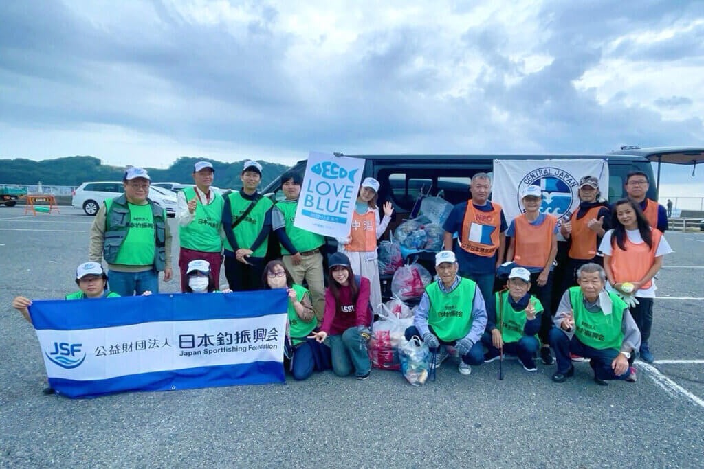 豊浜釣り桟橋の清掃の様子