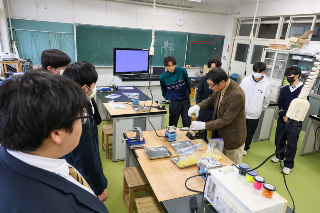 長岡寛さんが行っている釣りと魚の科学の従業風景