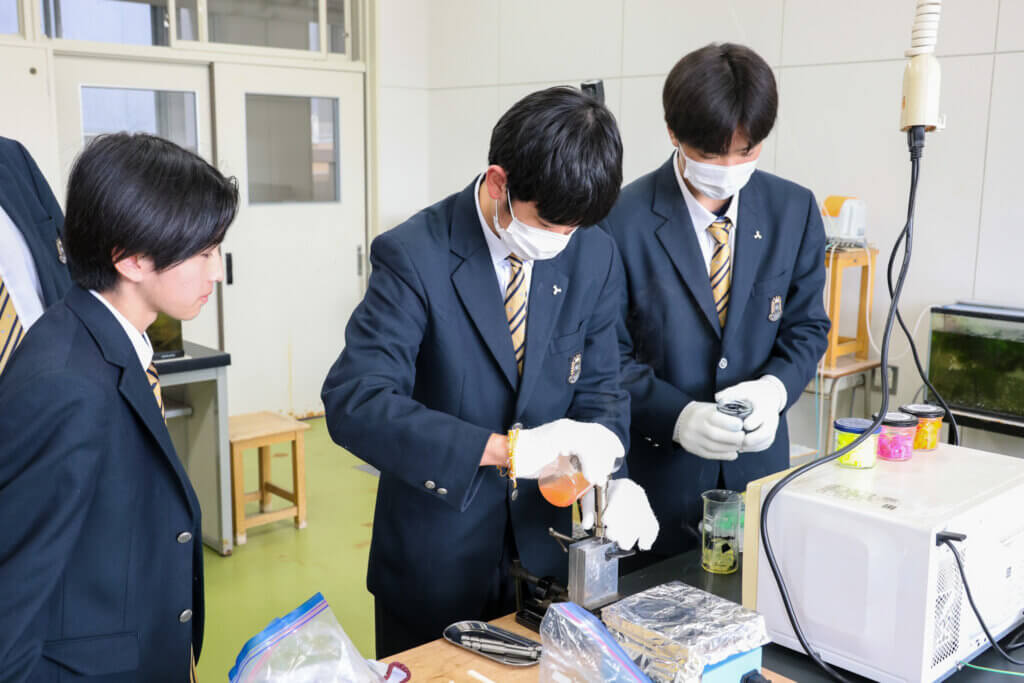 長岡寛さんが行っている釣りと魚の科学の従業風景