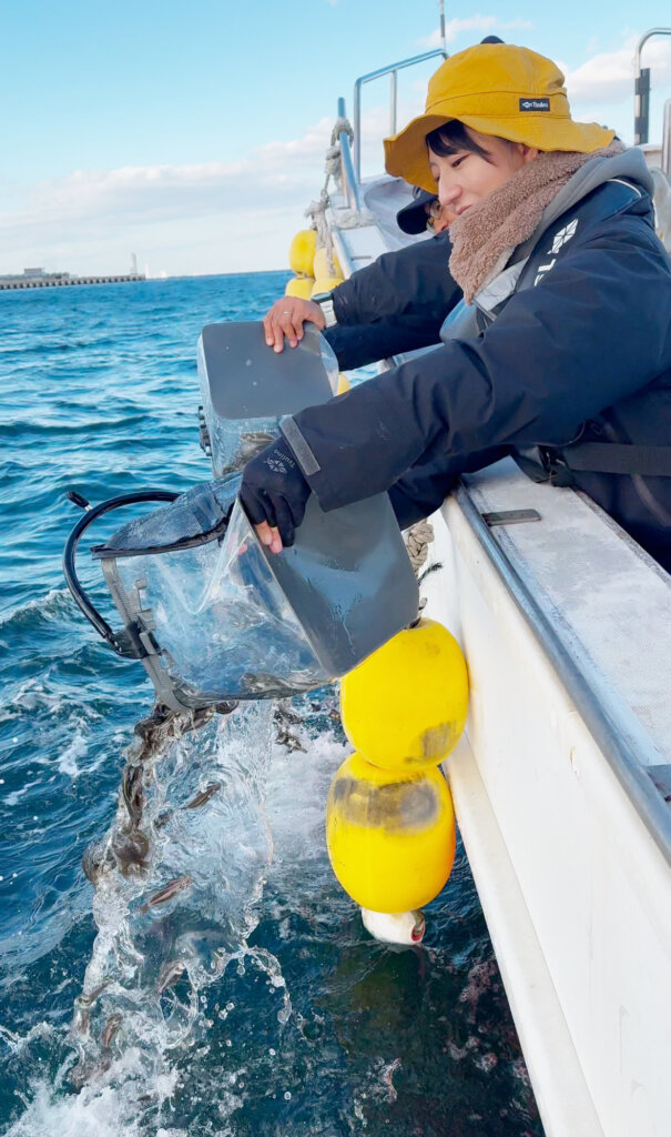 太田英里（えりりん）さんの稚魚放流の様子