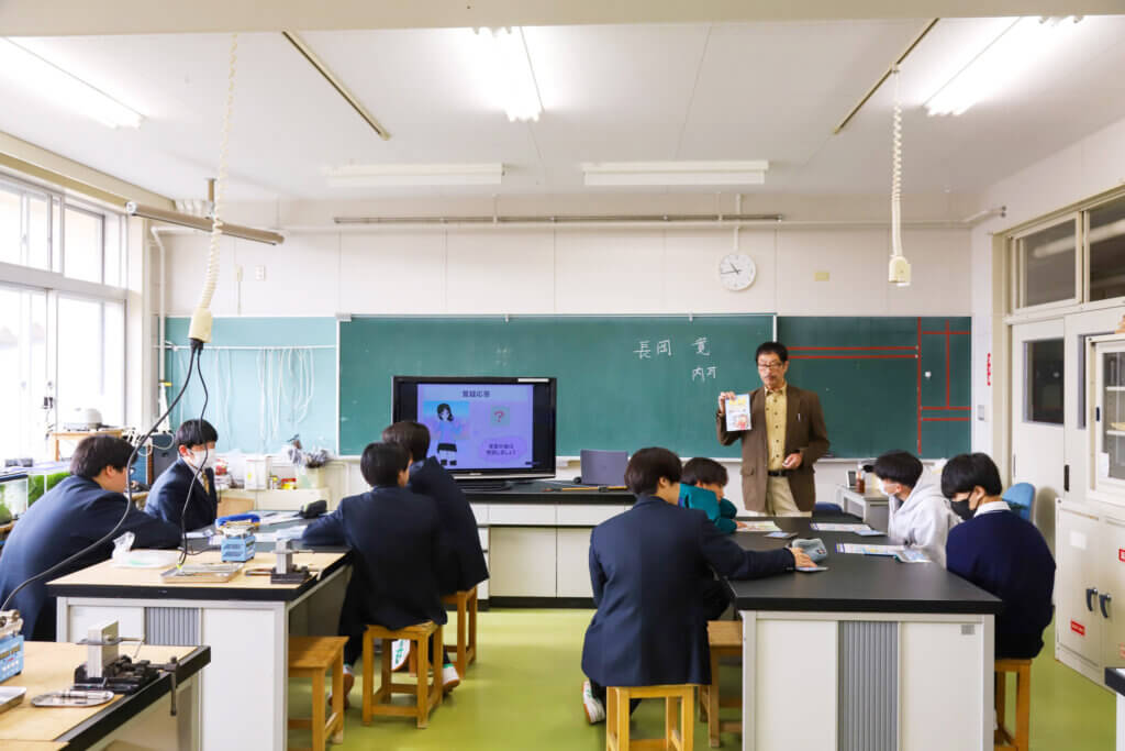 長岡寛さんが行っている釣りと魚の科学の従業風景