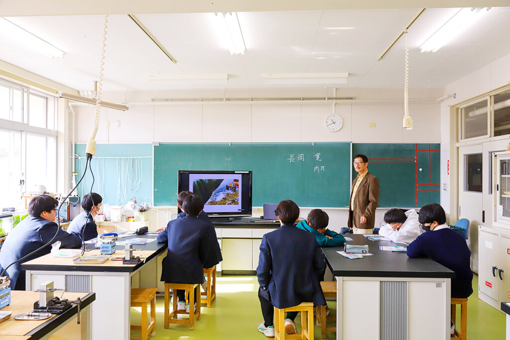 長岡寛さんが行っている釣りと魚の科学の従業風景