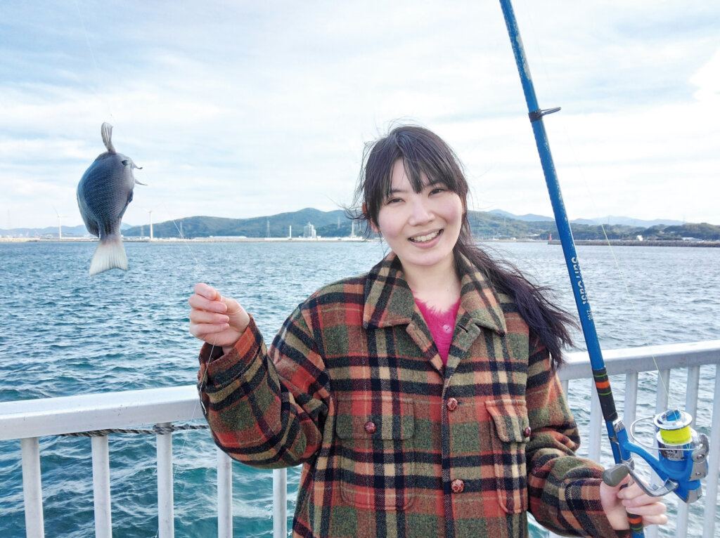 脇田海釣り桟橋で釣った女性