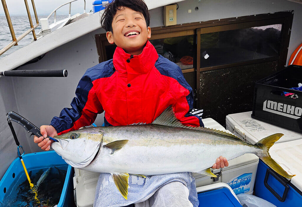 北九州釣りいこか倶楽部でブリを釣った子供